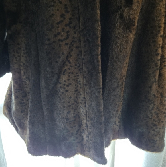 Luxurious Faux Fur Coat in Rich Brown NWT - Picture 9 of 15